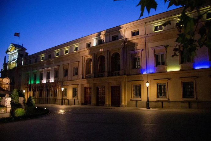 Archivo - La fachada del Senado, situada en la Plaza de la Marina, iluminada con los colores de la bandera de Extremadura y Asturias. (ARCHIVO)