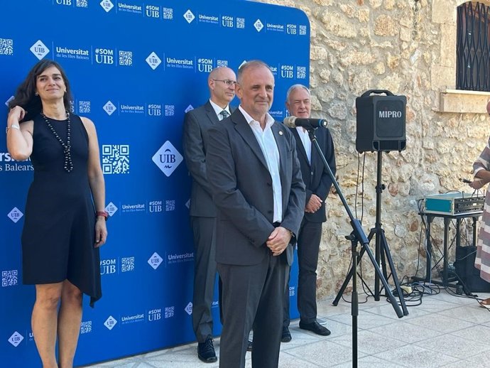 El rector de la UIB, Jaume Carot, atendiendo a los medios.