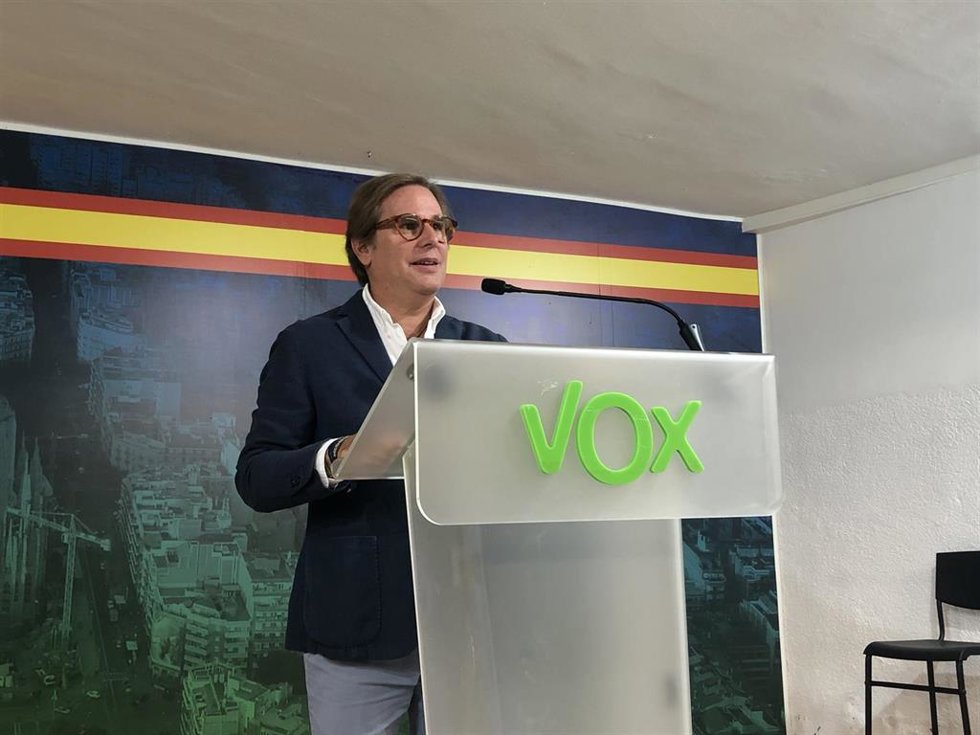El portavoz de Vox en el Parlament, Joan Garriga, en una rueda de prensa en la sede del partido en Barcelona