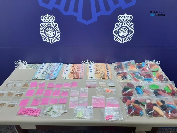 Drogas, chucherías y dinero en efectivo intervenido a las seis personas detenidas.