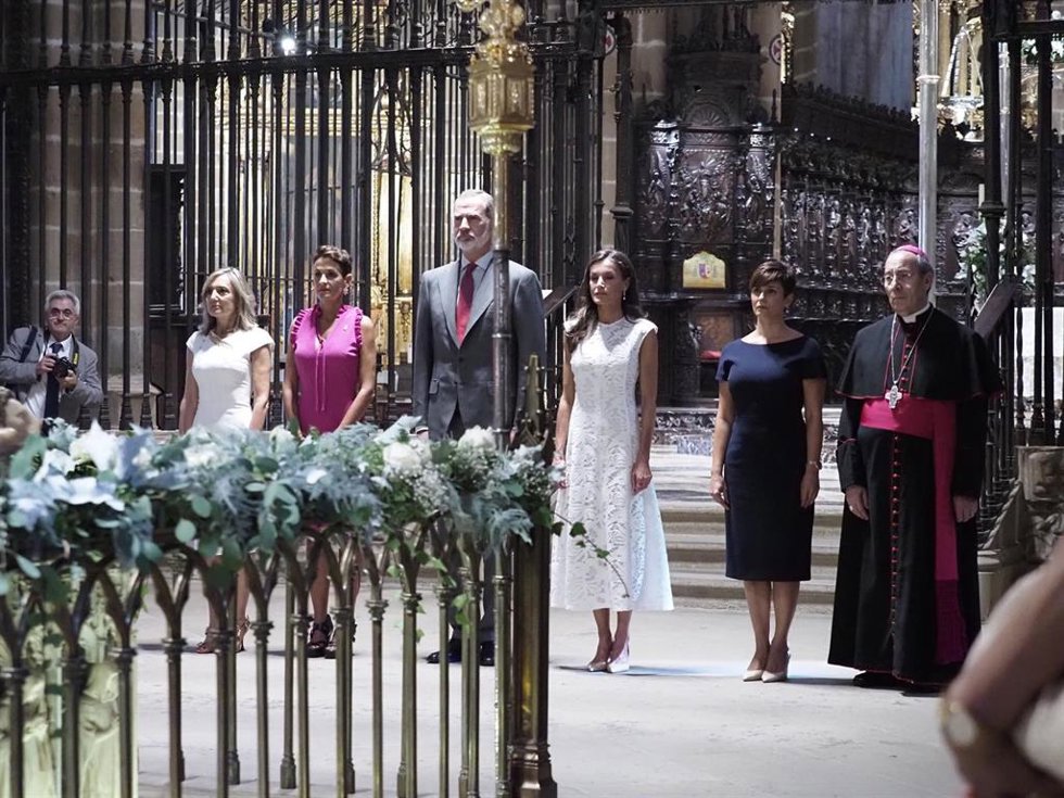 Los Reyes Don Felipe y Doña Letizia visitan la catedral de Pamplona, junto a la alcaldesa, Cristina Ibarrola (i), la presidenta María Chivite (2i), la ministra de Política Terrotiral, Isabel Rodríguez, y el arzobispo de Pamplona, Francisco Pérez.