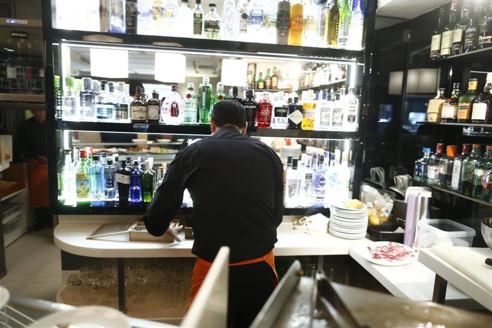 Archivo - Un camarero trabajando en la barra de un bar