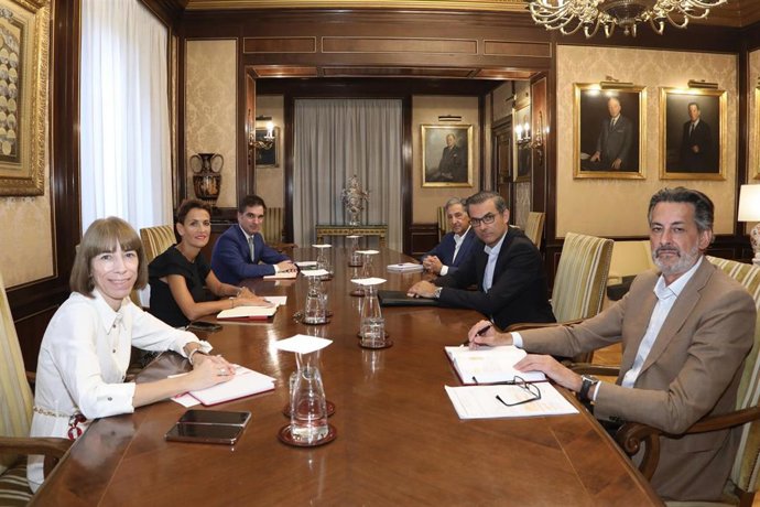 La presidenta de Navarra, María Chivite, y el presidente de Volkswagen Navarra, Michael Hobusch, junto a sus equipos, en una reunión en el Palacio de Navarra.