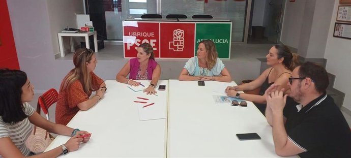 Irene García con la plataforma 'Por una asistencia pediátrica digna' de Ubrique.