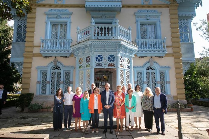 El ministro de Sanidad en funciones, José Miñones, visita el hospital de día y la comunidad terapéutica ubicados en la finca de la Casa Maribona