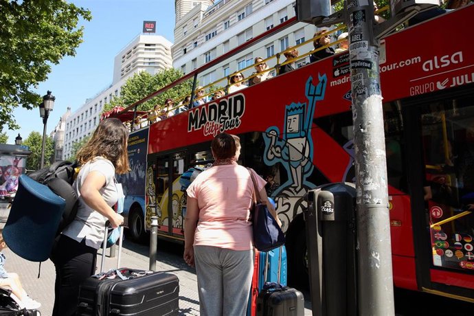 Archivo - Turistas esperan para subir a un autobús turístico que recorre el centro de la ciudad, a 3 de junio de 2023