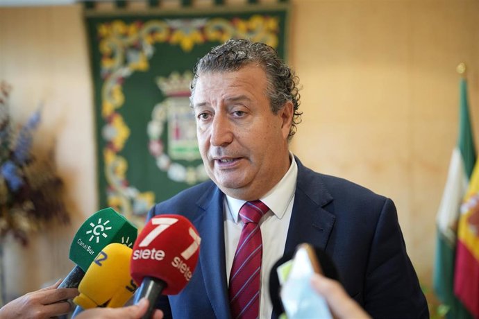 El presidente de la Diputación de Sevilla, Javier Fernández, en la atención a medios.