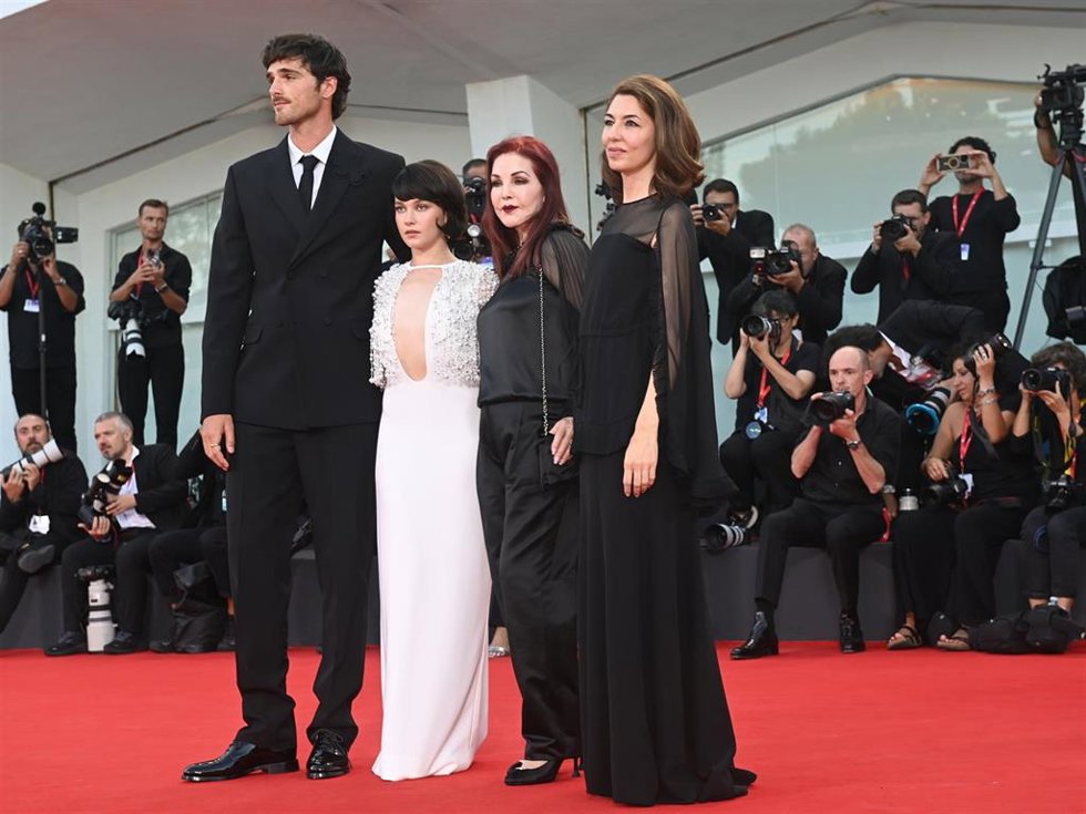 Sofia Coppola, directora de la película 'Priscilla', posa junto a los actores Jacob Elordi, Cailee Spaeny y Priscilla Presley en la alfombra roja del 80 Festival Internacional de Cine de Venecia, en Venecia (Italia), el 4 de septiembre de 2023.