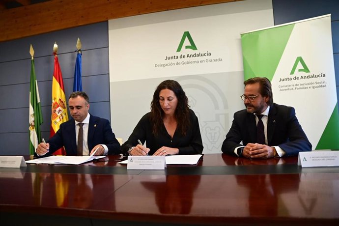 La consejera de Inclusión Social, Juventud, Familias e Igualdad, Loles López, junto al presidente de Diputación, Francisco Rodríguez, y el delegado de la Junta en Granada, Antonio Granados.
