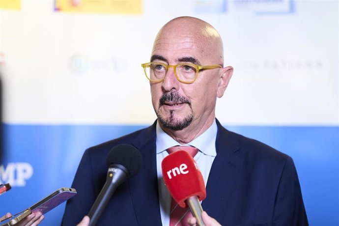 El consejero de Salud del Gobierno de Cantabria, César Pascual, en la UIMP