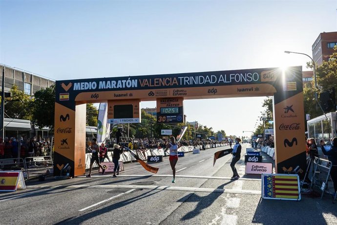 Archivo - La atleta etíope Letesenbet Gidey bate el récord del mundo femenino de medio maratón en la 30 edición del Medio Maratón Valencia Trinidad Alfonso EDP 