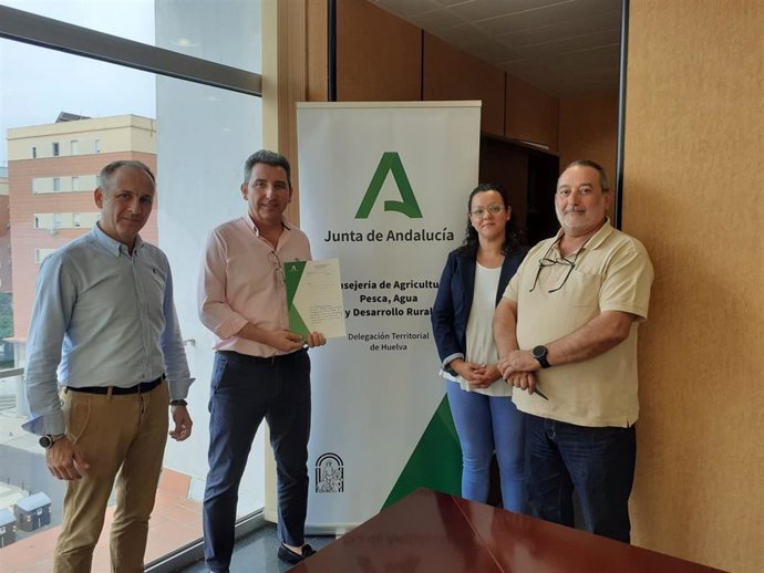 Antonio Moreno, de Galaroza, recibe la resolucion de Alvaro Burgos (I