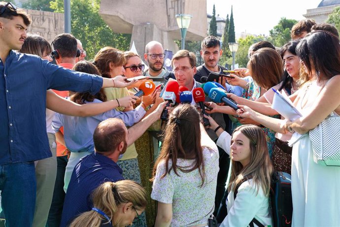 El alcalde de Madrid, José Luis Martínez-Almeida, atiende a los medios de comunicación a su llegada a la VIII Feria del Vehículo Eléctrico de Madrid (VEM), en la plaza de Colón 
