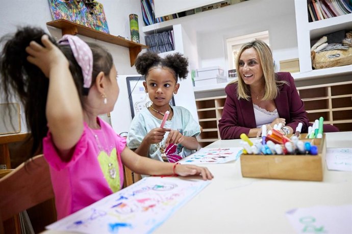 La alcaldesa de Granada, Marifrán Carazo, junto a niños de escuelas infantiles.