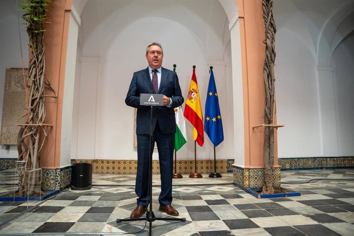 El secretario general del PSOE-A, Juan Espadas, en la rueda  de prensa tras la reunión en el presidente de la Junta de Andalucía, Juanma Moreno, tras las reuniones con los portavoces de los grupos políticos del Parlamento, a  08 de septiembre del  en Se