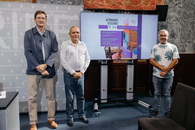 Ricardo Cólogan, gerente de la empresa insular de artesanía, Efraín Medina, consejero de Empleo del Cabildo de Tenerife, y Domingo Reyes, del departamento de Educación del MAIT, en la presentación de la programación educativa