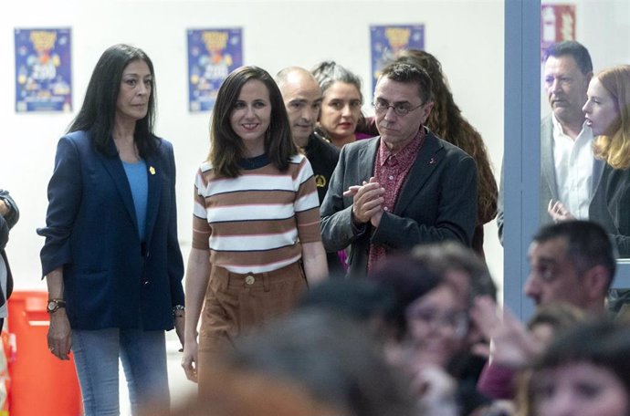 Archivo - La líder de Podemos y ministra de Derechos Sociales, Ione Belarra, y el fundador de Podemos, Juan Carlos Monedero, a su llegada a la inauguración de los I Premios Linces Moradas, en el Espacio Rastro, a 31 de marzo de 2023, en Madrid (España). 