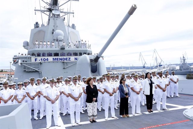 La ministra de Defensa en funciones, Margarita Robles, visita la fragata ‘Méndez Núñez’ en el Arsenal de Ferrol