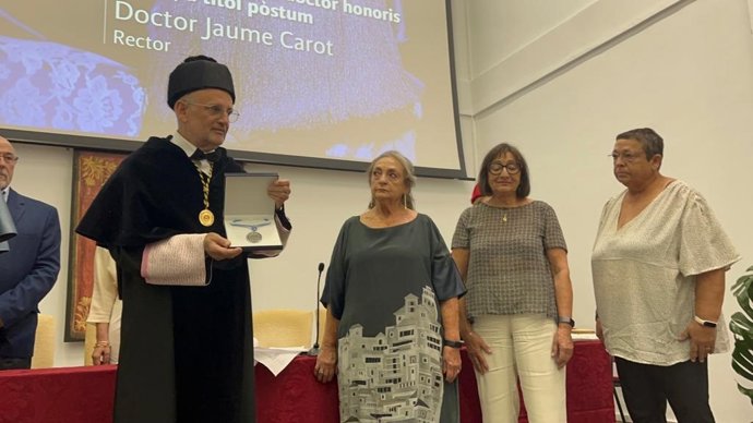 El rector de la UIB, Jaume Carot, entrega la medalla de la investidura como doctor honoris causa a familiares de Agustí Villaronga.