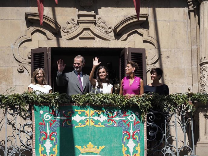 Los Reyes Don Felipe y Doña Letizia, en el balcón de la Casa Consistorial de Pamplona junto a la alcaldesa, Cristina Ibarrola (i), la presidenta de Navarra, María Chivite (2d)) y la minsitra en funciones de Política Territorial, Isabel Rodríguez.