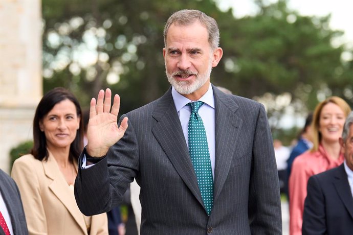 Archivo - El Rey Felipe VI saluda a su llegada al acto central del 'Global Youth Leadership Forum (GYLF), en el Palacio de la Magdalena de Santander, a 25 de octubre de 2022, en Santander, Cantabria (España). Global Youth Leadership Forum (GYLF) 2022 se