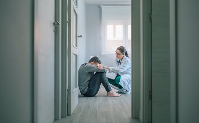 Médico de Atención Primaria ayuda a una persona con riesgo de suicidio