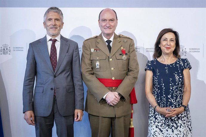El ministro del Interior en funciones, Fernando Grande Marlaska, entrega la medalla de oro al Mérito de la Protección Civil con distintivo rojo al teniente general Luis Martínez, anterior jefe de la Unidad Militar de Emergencias (UME),.