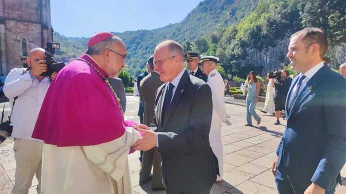 Diego Canga saluda al Arzobispo, Jesús Sanz Montes.