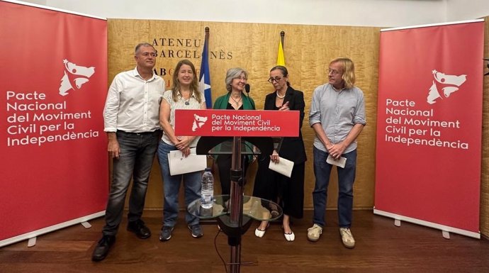 (I-D) El Presidente De La AMI, Jordi Gaseni; La Vicepresidenta Segunda De mnium Cultural, Marina Gay; La Presidenta De La ANC, Dolors Feliu; La Abogada Teresa Vallverdú Del Cdrep, Y El Secretario General De La Intersindical-CSC, Sergi Perelló