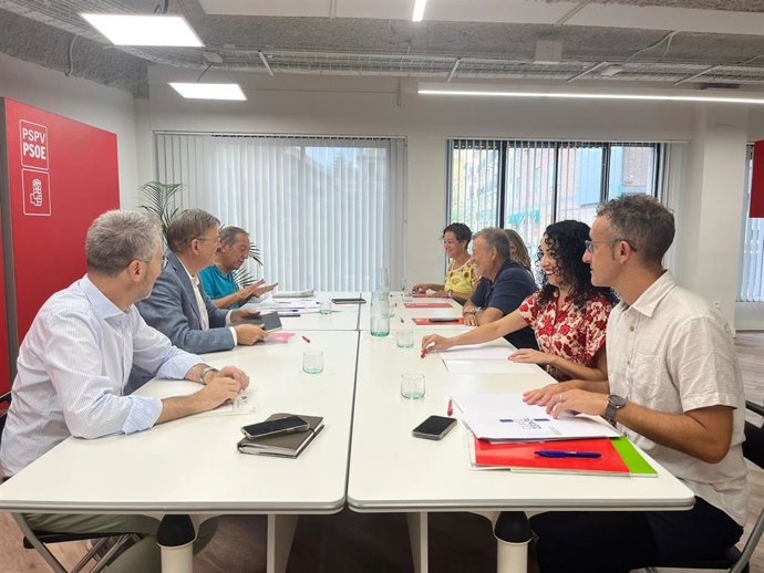 Reunión de trabajo con responsables educativos del PSPV-PSOE para analizar los datos del nuevo curso escolar