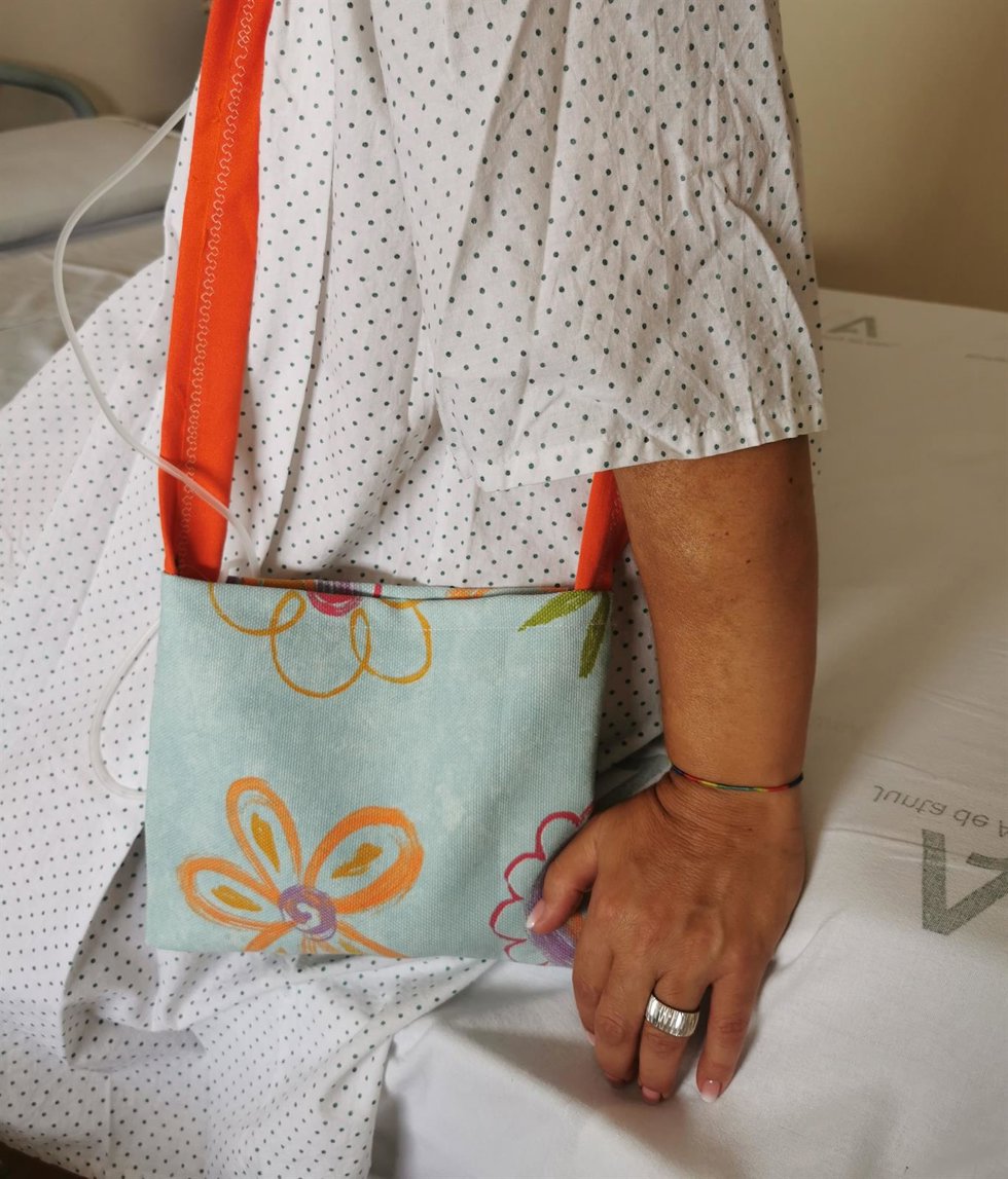 Bolsa de tela diseñada por el Hospital de Valme y la Asociación Española Contra el Cáncer (AECC).