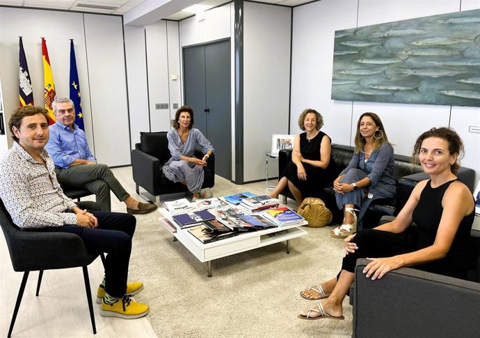 El director general del Servicio de Salud, Javier Ureña, en una reunión con el alcalde de Mancor de la Vall, Josep Frontera; el gerente de Atención Primaria de Mallorca, Carlos Raduán; y la diputada de la Comisión de Salud del Parlament, Margalida Pocov