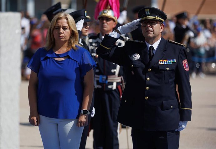 La vicealcaldesa, delegada de Seguridad y Emergencias y portavoz del Ayuntamiento de Madrid, Inmaculada Sanz, preside junto al jefe de la Policía Municipal de Madrid, Óskar de los Santos durante la entrega de despachos a los 154 nuevos oficiales de la P