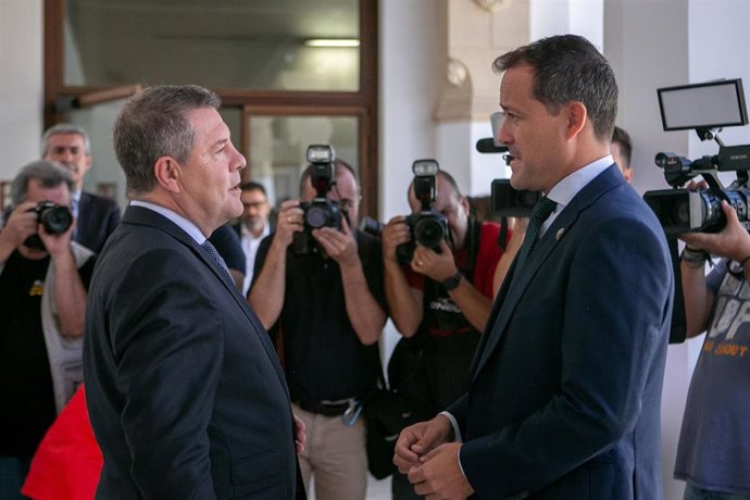 El pesidente de Castilla-La Mancha, Emiliano García-Page, mantiene una reunión de trabajo con el alcalde de Toledo, Carlos Velázquez, en el Palacio de Fuensalida.