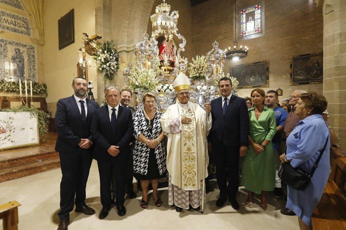 El obispo con el alcalde, el presidente de la Diputación, la presidenta de la Agrupación de Hermandades y Cofradías y otros representantes institucionales.