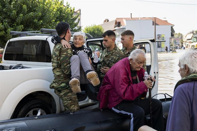 Evacuación de personas afectadas por el temporal en Karditsa, en Grecia