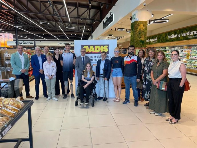Una representación del Equipo Paralímpico Español visita un Supermercado Gadis