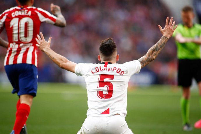 Archivo - Lucas Ocampos protesta durante un Atléitico-Sevilla