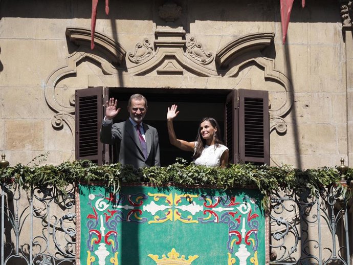 Los Reyes Felipe VI y Letizia, en un balcón de la Casa Consistorial de Pamplona, que han visitado con motivo del 600 aniversario del Privilegio de la Unión, considerado como el tratado fundacional de la ciudad.