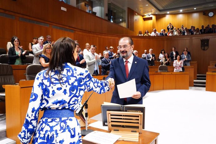 La presidenta de las Cortes de Aragón, Marta Fernández, felicita al senador autonómico Javier Lambán (PSOE).