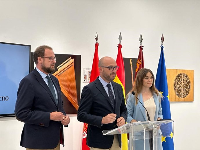 La vicealcaldesa y concejal de Fomento y Patrimonio, Rebeca Pérez; el concejal de Movilidad, Gestión Económica y Contratación, José Francisco Muñoz; y el edil de Desarrollo Urbano y Ciudad Inteligente, José Guillén, presentan las cuentas de 2023