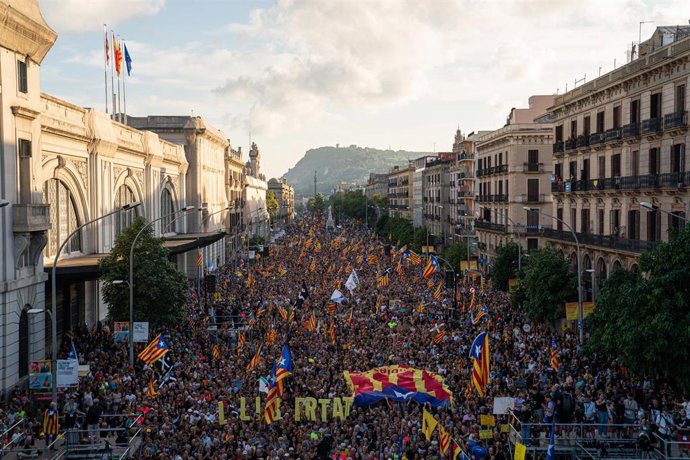 Archivo - Centenares de personas participan en la manifestación convocada por la ANC con motivo de la Diada, Día de Catalunya, a 11 de septiembre de 2022, en Barcelona, Catalunya (España). El lema de la manifestación es La ANC '11-S i 1-O: Tornem-hi per