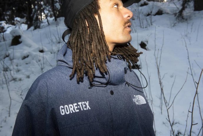 Archivo - La Mountain Jacket de The North Face regresa en azul y apariencia vaquera.