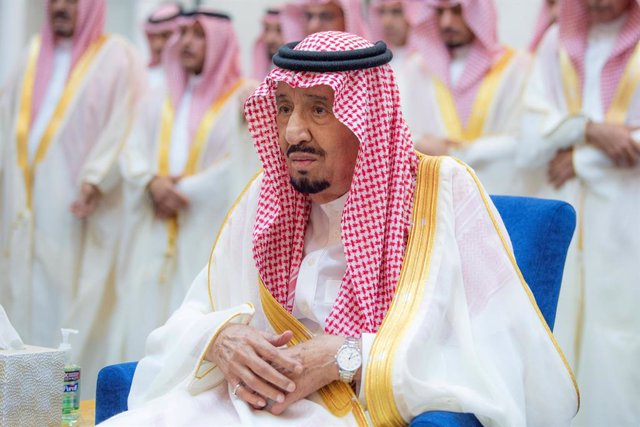 Archivo - 21 April 2023, Saudi Arabia, Jeddah: King Salman bin Abdulaziz of Saudi Arabia preforms Eid al-Fitr prayer, which marks the end of the holy fasting month of Ramadan, at the Salam Royal Palace. Photo: -/Saudi Press Agency/dpa