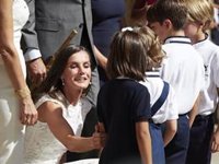 La Reina Letizia, más cercana y cariñosa que nunca, se da un baño de masas en su visita a Pamplona