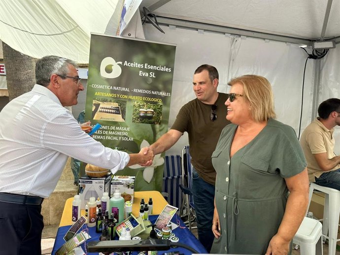 El presidente de la Diputación y alcalde de Rincón de la Victoria, Francisco Salado, durante su visita a la feria.