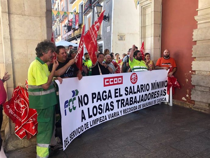 Concentración de trabajadores de la limpieza viaria de Cuenca, de la empresa FCC.