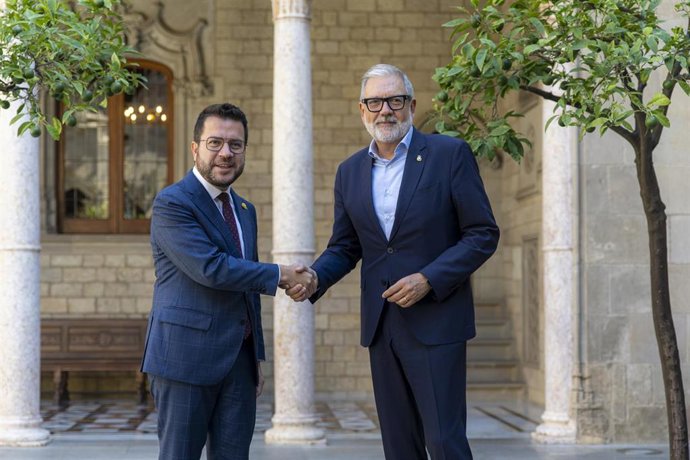 El presidente de la Generalitat, Pere Aragons (i), se reúne con el alcalde de Lleida, Félix Larrosa (d), en el Palau de la Generalitat, a 8 de septiembre de 2023, en Barcelona, Catalunya (España).  