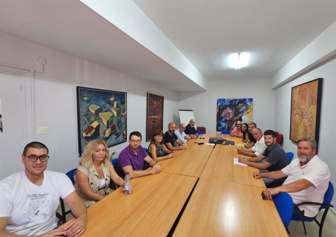 Imagen de la reunión entre representantes de Compromís y del Comité de Empresa de Marina Salud.