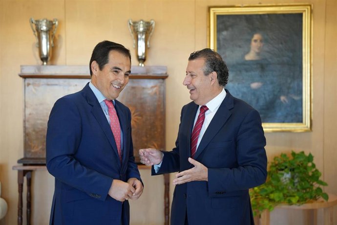 De izquierda a derecha, el consejero de Justicia, José Antonio Nieto, y el presidente de la Diputación de Sevilla, Javier Fernández.